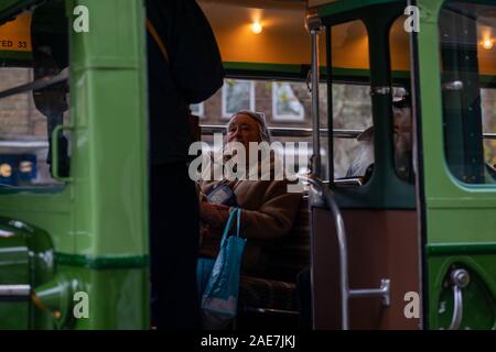 Brentwood Essex UK, 7. Dezember 2019 Der Stern Bus Vintage ausgeführt. Fähnrich Bus Company betreibt seine Flotte von Vintage Busse auf ausgewählten Routen am ersten Samstag im Dezember hier in Brentwood, Essex UK High Street 1938 Grüne Linie AEC Regal O 662 T 499 (ELP 223 Credit Ian DavidsonAlamy Live Nachrichten gesehen Stockfoto