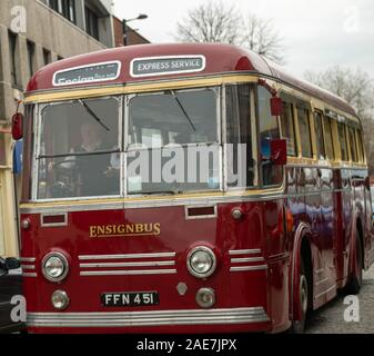 Brentwood Essex UK, 7. Dezember 2019 Der Stern Bus Vintage ausgeführt. Fähnrich Bus Company betreibt seine Flotte von Vintage Busse auf ausgewählten Routen am ersten Samstag im Dezember hier in Brentwood, Essex UK High Street Leyland Royal Tiger PSU 1/13 mit Park Royal Karosserien FFN 451 Credit Ian DavidsonAlamy Live Nachrichten gesehen Stockfoto