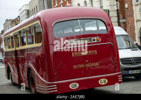 Brentwood Essex UK, 7. Dezember 2019 Der Stern Bus Vintage ausgeführt. Fähnrich Bus Company betreibt seine Flotte von Vintage Busse auf ausgewählten Routen am ersten Samstag im Dezember hier in Brentwood, Essex UK High Street Leyland Royal Tiger PSU 1/13 mit Park Royal Karosserien FFN 451 Credit Ian DavidsonAlamy Live Nachrichten gesehen Stockfoto