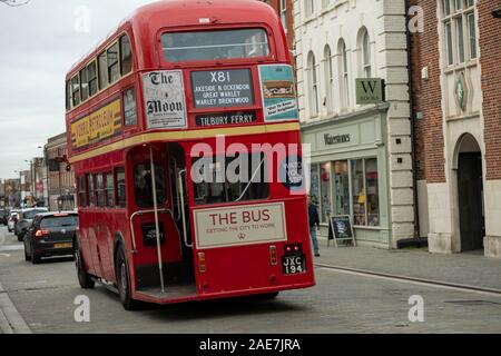 Brentwood Essex UK, 7. Dezember 2019 Der Stern Bus Vintage ausgeführt. Fähnrich Bus Company betreibt seine Flotte von Vintage Busse auf ausgewählten Routen am ersten Samstag im Dezember hier in Brentwood, Essex UK High Street JXC 194 A1 (Kerr & Linney, Haiger) 1949 AEC Regent 0961 Craven H 30/26 R ex-London Transport RT 1431 Credit Ian DavidsonAlamy Live Nachrichten gesehen Stockfoto