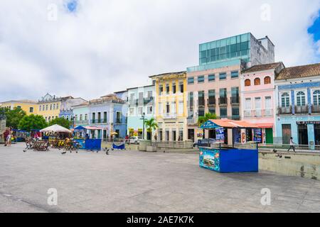 Salvador, Brasilien - ca. September 2019: Bunte kolonialbauten an der Praca da Se (Se) im historischen Zentrum von Salvador, Bahia Stockfoto