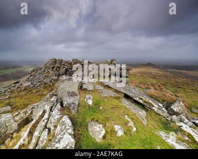 Blick von belstone Tor den Blick über die Landschaft mit dunklen brütende stürmischen Himmel, Nationalpark Dartmoor, Devon Stockfoto