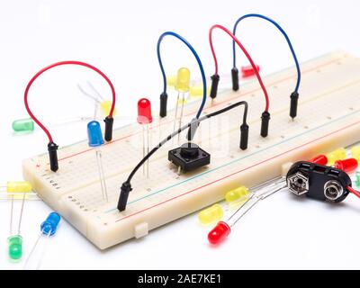 LEDs und Kabel auf den Prototyp Tabelle auf weißem Hintergrund Stockfoto