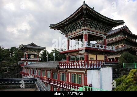 Schöne Architektur im Tempel Yakcheonsa in Jeju, Südkorea Stockfoto