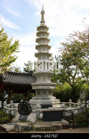 Verkehrssicherheit Gebet Pagode nahe dem Eingang zum haedong Yonggungsa Tempel in Busan, Südkorea. Stockfoto