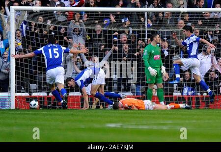 23.Oktober 2010 - Premier League Fußball - Birmingham City Vs Blackpool - Nikola Zigic Bundles home Birmingham das zweite Ziel. Fotograf: Paul Roberts/Ein. Stockfoto