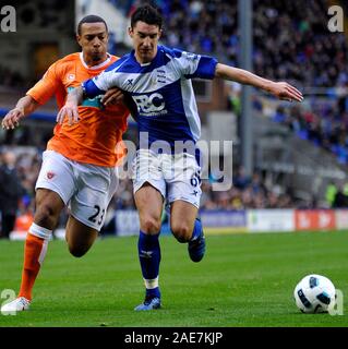 23.Oktober 2010 - Premier League Fußball - Birmingham City Vs Blackpool - Matt Phillips (Blackpool) und Liam Ridgewell Kampf um den Besitz. Fotograf: Paul Roberts/Ein. Stockfoto