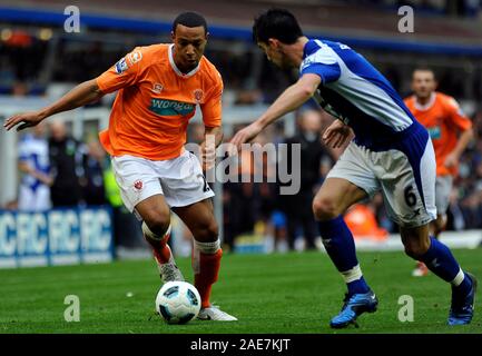 23.Oktober 2010 - Premier League Fußball - Birmingham City Vs Blackpool - Matt Phillips versucht, Vergangenheit Liam Ridgewell zu gehen. Fotograf: Paul Roberts/Ein. Stockfoto