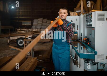 Zimmermann arbeitet auf holzbearbeitungsmaschine, Bauholz Stockfoto