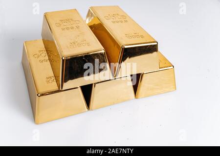 Fünf Gold Bars. Goldbarren von 1 kg oder 1000 Gramm. Goldbarren sind auf dem Tisch. Stockfoto