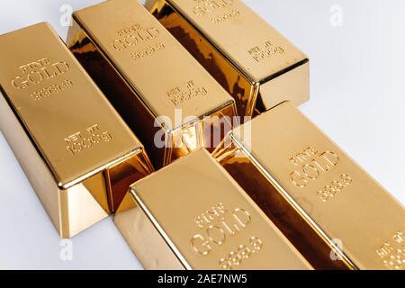 Goldbarren von 1 kg oder 1000 Gramm. Goldbarren sind auf dem Tisch. Stockfoto