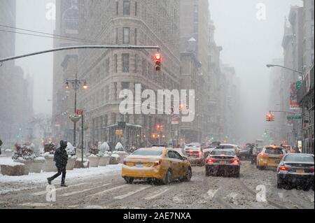 NEW YORK CITY - Januar 7, 2017: Ein Winter Schneesturm bringt Fußgänger und Verkehr zu langsam kriechen am Flatiron Building an der Fifth Avenue in Midtown Stockfoto