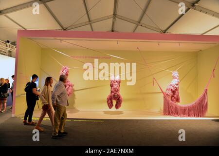 CORAL GABLES, FL - Januar 12: Atmosphäre während der Art Basel Design Miami in Miami, Florida, USA, 06. Dezember 2019. Art Basel vertritt über 250 Galerien im Miami Beach Convention Center vor Ort. Es gilt als eines der größten Kunstfestivals der Welt und hat Kunst Events in der ganzen Stadt am 06 Dezember, 2019 in Miami Beach, Florida. Quelle: MPI 10/MediaPunch Stockfoto