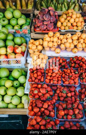 Frisches Obst auf dem Markt. Aprikosen/Marillen, Pfirsiche, Kirschen, Äpfel Stockfoto