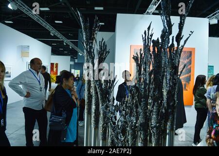 CORAL GABLES, FL - Januar 12: Art Basel Gönner Blick auf Werke von Luciana Lamothe in Titulo" während der Art Basel in Miami, Florida, USA, 06. Dezember 2019. Art Basel vertritt über 250 Galerien im Miami Beach Convention Center vor Ort. Es gilt als eines der größten Kunstfestivals der Welt und hat Kunst Events in der ganzen Stadt am 06 Dezember, 2019 in Miami Beach, Florida. Quelle: MPI 10/MediaPunch Stockfoto