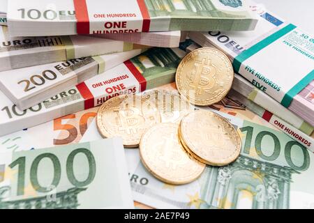 Crypto Währung Konzept - ein bitcoin mit Euro-Rechnungen. Bitcoin und Euro-banknoten. Cryptocurrency liegt auf dem Geld Stockfoto