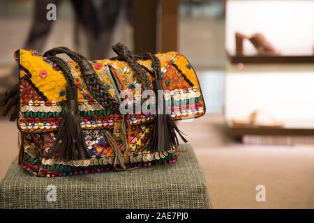 Rajasthani traditionelle Damen Handtasche platziert auf einem Hocker in einem Store von Neu Delhi, Indien Stockfoto