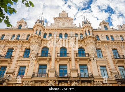 Riga art Nouveau (Jugendstil), reich mit Stuckornamenten und weibliche Figuren Fassade des Hauses auf Alberta Street (Alberta iela), 13 eingerichtet, arc Stockfoto