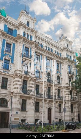 Riga Art Nouveau (Jugendstil), Haus auf Strelnieku Straße (Strelnieku iela), reich mit Stuck und weibliche Figuren geschmückt, Architekt M. Stockfoto