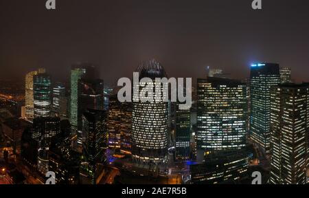 Paris, Frankreich, 5. Dezember 2019: Panoramablick Antenne drone Nacht geschossen von Hochhäusern in Paris La Defense Bezirk Stockfoto