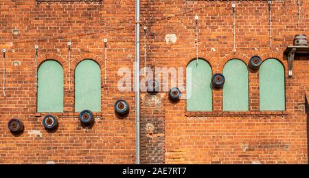 Abstrakte Muster an der roten Ziegelwand der ehemaligen Fabrik als Hotelbrauerei-Restaurant und Konzert-Veranstaltungsort in Wittenberge Brandenburg Deutschland neu entwickelt. Stockfoto