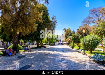 Faro Park Garten Jardim Manuel Bivar mit seinen traditionellen portugiesischen Pflastersteinen oder calcada, Faro Ost Algarve Portugal. Stockfoto