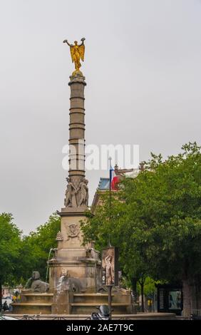 Volle Hochformat der Fontaine du Palmier oder Fontaine de la Victoire, ein Monumentaler Brunnen während der Napoleonischen Herrschaft, in der Place du entfernt... Stockfoto