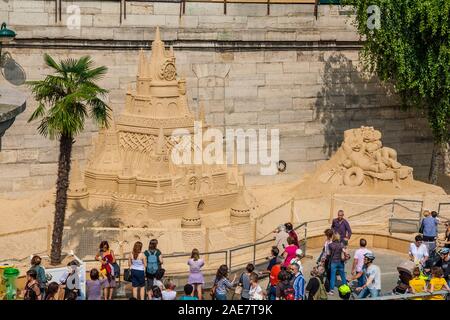 Die Menschen bewunderten die riesigen Sand Skulptur einer Burg mit Mickey Mouse und Minnie Mouse am Quai du Louvre bei den beliebten Paris Plage Tage an einem schönen... Stockfoto