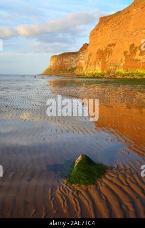 Saltburn Strand mit Jagd Felsen im Hintergrund, North Yorkshire, England, Vereinigtes Königreich. Stockfoto