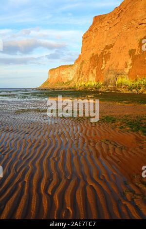 Saltburn Strand mit Jagd Felsen im Hintergrund, North Yorkshire, England, Vereinigtes Königreich. Stockfoto