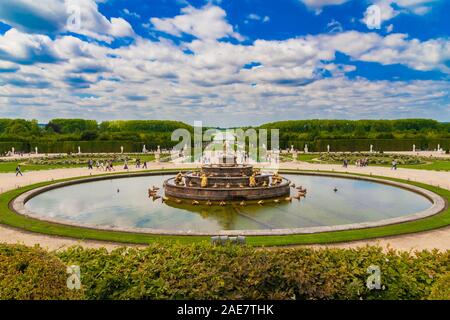 Einen herrlichen Panoramablick auf die Landschaft der Latonabrunnen (Bassin de Latone) in die Gärten von Versailles mit dem Grand Canal im Hintergrund auf einem netten... Stockfoto