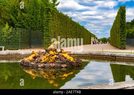 Ansicht schließen des Bacchus Brunnen oder Herbst Brunnen im Versailler Garten. Die vergoldete Skulpturen stellt Bacchus, der Gott des Weines und der Trunkenheit,... Stockfoto