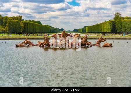 Tolle Aussicht auf die beeindruckende Apollobrunnen aus die Gärten von Versailles, die den griechischen Gott Apollo aus dem Meer in eine... Stockfoto