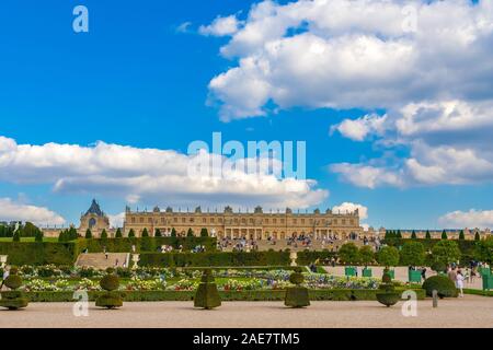 Schöne Panoramasicht auf die Westfassade des Schlosses von Versailles einschließlich der königlichen Kapelle von latona Parterre innerhalb der Garten befindet sich auf einem... Stockfoto