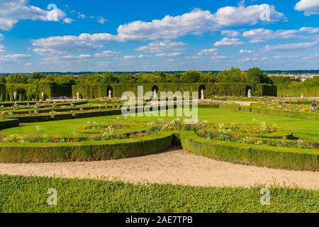 Schöne Aussicht auf eine typische klassische Französischer Garten mit gepflegten Rasen, Blumen, Sträuchern, Skulpturen und Springbrunnen. Dargestellt ist die Latona... Stockfoto
