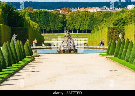 Herrliche Panoramasicht auf die Landschaft der Pyramide Brunnen, von Tritonen, Delphine und Krebse unterstützt, in der Mitte der nördlichen Ende des Parterre... Stockfoto