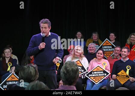 Hugh Grant spricht zu liberalen Unterstützer in Walton-on-Thames, in der Esher & Walton Wahlkreis. Stockfoto