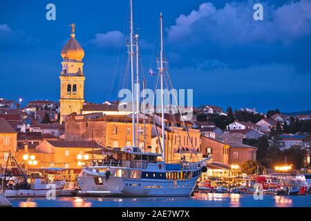 Krk. Insel Krk Abend mit Blick aufs Wasser, Kvarner in Kroatien Stockfoto