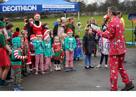 Edinburgh, Schottland, Großbritannien. 7. Dez 2019. Weihnachten Charity Festival in Stockbridge Edinburgh, das Festival mit der Santa Parade startet von der Stockbridge Pipe Band, vom Weihnachtsmann und seine Rentiere gefolgt, die Route in Inverleith Park endet. Santas Elves in Inverleith Park. Quelle: Craig Brown/Alamy leben Nachrichten Stockfoto