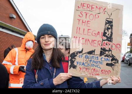 Barry, Wales, UK. 7. Dezember 2019. Eine Demonstrantin ansprechend für Arbeiterführer Jeremy Corbyn der illegalen Verbrennungsanlage top' vor seiner Wahl Rally bei Barry Island Sports und Social Club. Credit: Mark Hawkins/Alamy leben Nachrichten Stockfoto