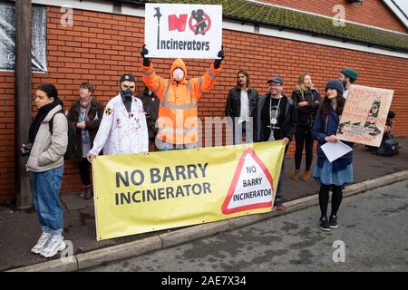 Barry, Wales, UK. 7. Dezember 2019. Die Demonstranten gefallen für Arbeiterführer Jeremy Corbyn der illegalen Verbrennungsanlage top' vor seiner Wahl Rally bei Barry Island Sports und Social Club. Credit: Mark Hawkins/Alamy leben Nachrichten Stockfoto