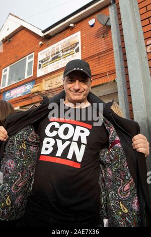 Barry, Wales, UK. 7. Dezember 2019. Ein Anhänger der Arbeiterführer Jeremy Corbyn vor seiner Wahl Rally bei Barry Island Sports und Social Club. Credit: Mark Hawkins/Alamy leben Nachrichten Stockfoto