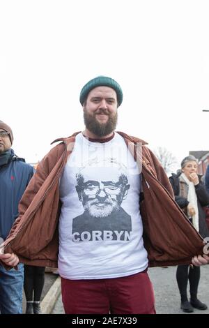 Barry, Wales, UK. 7. Dezember 2019. Ein Anhänger der Arbeiterführer Jeremy Corbyn vor seiner Wahl Rally bei Barry Island Sports und Social Club. Credit: Mark Hawkins/Alamy leben Nachrichten Stockfoto