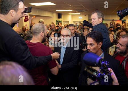 Barry, Wales, UK. 7. Dezember 2019. Der Führer der Jeremy Corbyn grüßt Unterstützer während einer allgemeinen Wahl Rally bei Barry Island Sports und Social Club. Credit: Mark Hawkins/Alamy leben Nachrichten Stockfoto