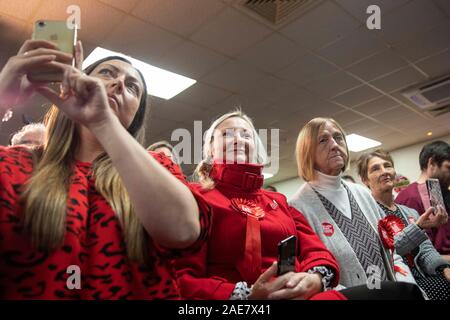 Barry, Wales, UK. 7. Dezember 2019. Arbeit Unterstützer während einer allgemeinen Wahl Rallye von Jeremy Corbyn bei Barry Island Sports und Social Club besucht. Credit: Mark Hawkins/Alamy leben Nachrichten Stockfoto