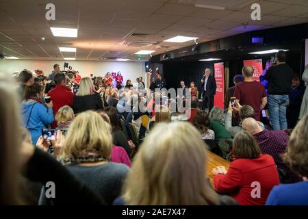 Barry, Wales, UK. 7. Dezember 2019. Der Führer der Jeremy Corbyn spricht während einer allgemeinen Wahl Rally bei Barry Island Sports und Social Club. Credit: Mark Hawkins/Alamy leben Nachrichten Stockfoto