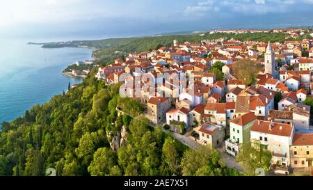 Stadt Omisalj auf der Insel Krk Antenne Panorama, Kvarner Bucht von Kroatien Stockfoto