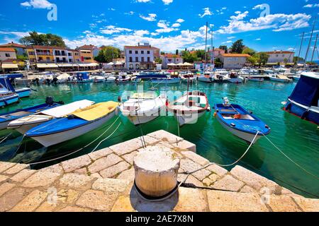 Krk. Stadt Malinska Hafen und mit Blick aufs Wasser, Insel Krk in Kroatien Stockfoto