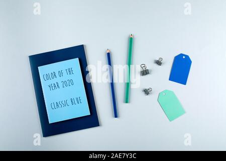 Blaue und grüne Notebooks mit stationären Objekte auf dem grauen Hintergrund Stockfoto