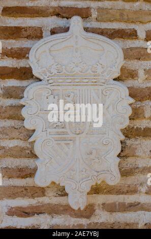 Fuente Palmera - Spanien - Dez 9th, 2019: Wappen von Karl III. von Spanien geschnitzt auf Stein. In Fuente Palmera Wasserwirtschaft Einrichtungen angeschlossen Stockfoto